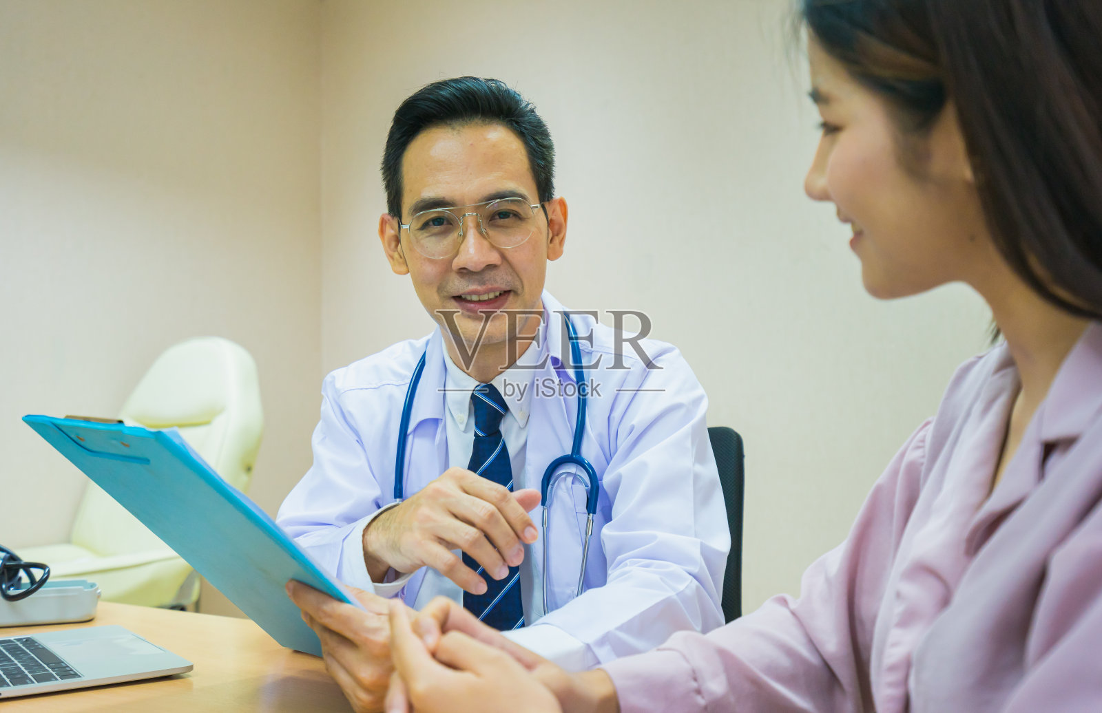 男医生在向女病人讲解医疗结果时很期待照片摄影图片