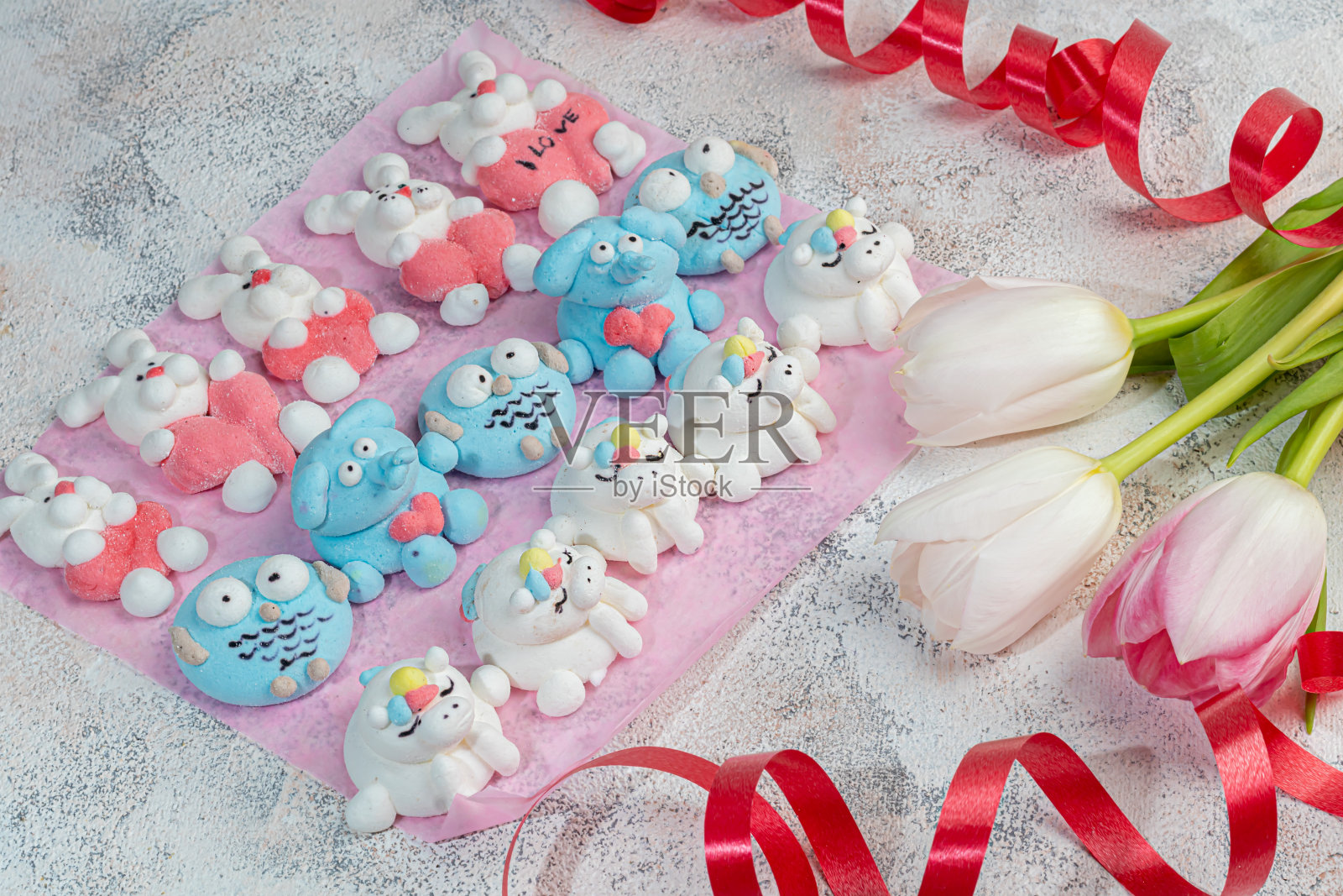 棉花糖以手工制作的动物的形式，在浅色的背景上。在一杯咖啡里。妇女节，情人节。照片摄影图片