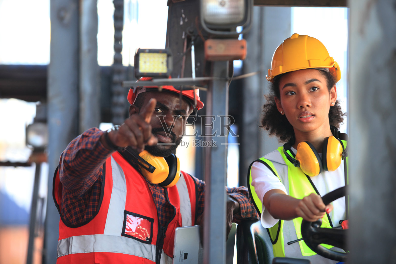 非裔美国黑人工程师，他们在物流运输、进出口或航运业的集装箱堆场工作照片摄影图片