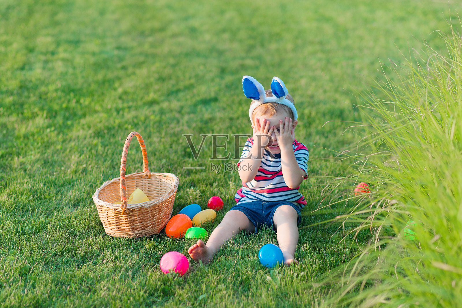 幼儿蛋猎人的特写。孩子们在大自然中为复活节活动。照片摄影图片