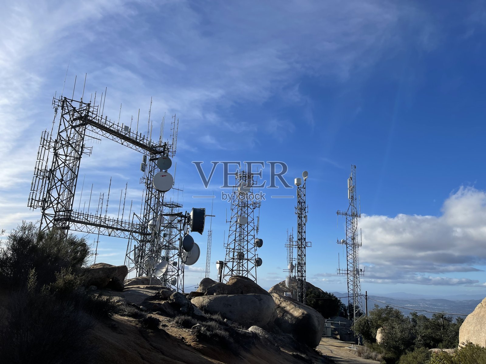 在岩石的顶端耸立着一座高耸入云的电视传输塔照片摄影图片