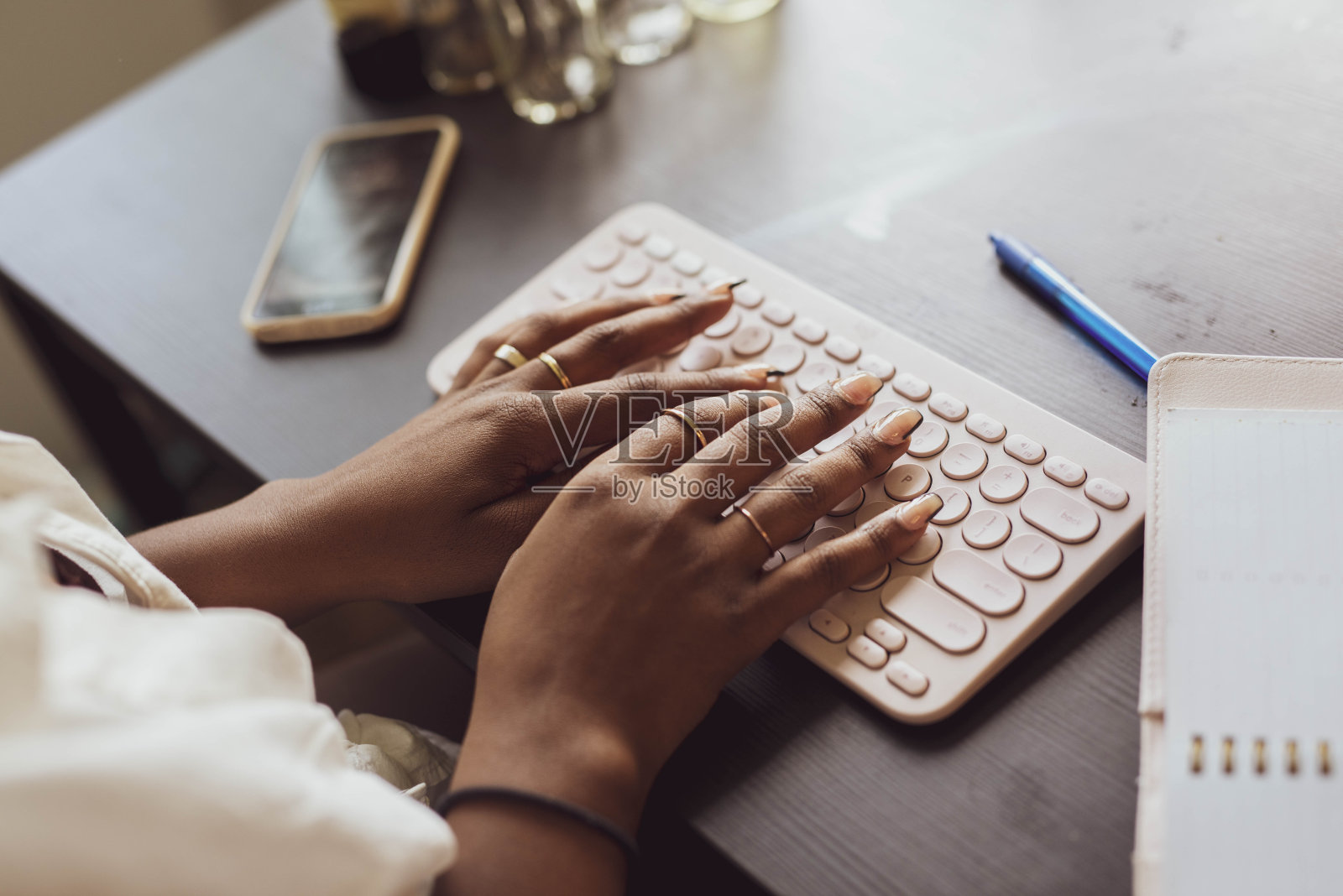 非裔美国女性打字照片摄影图片