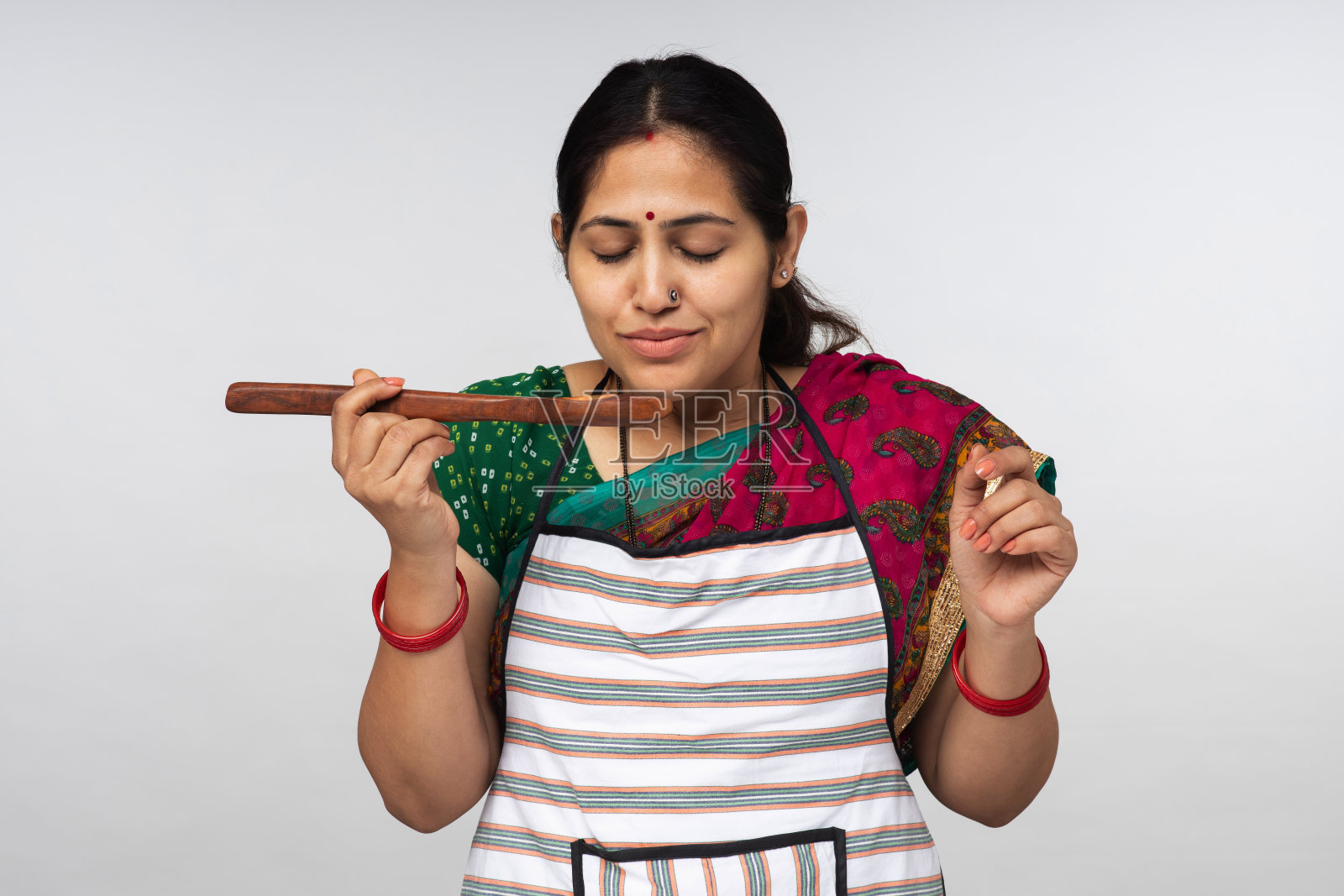 年轻女子在围裙肖像库存照片照片摄影图片