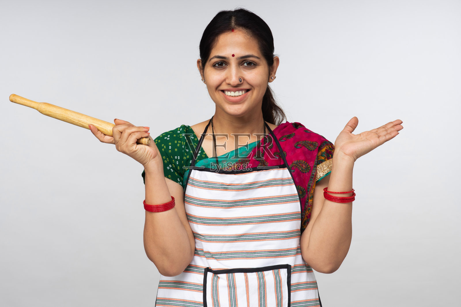 年轻女子在围裙肖像库存照片照片摄影图片