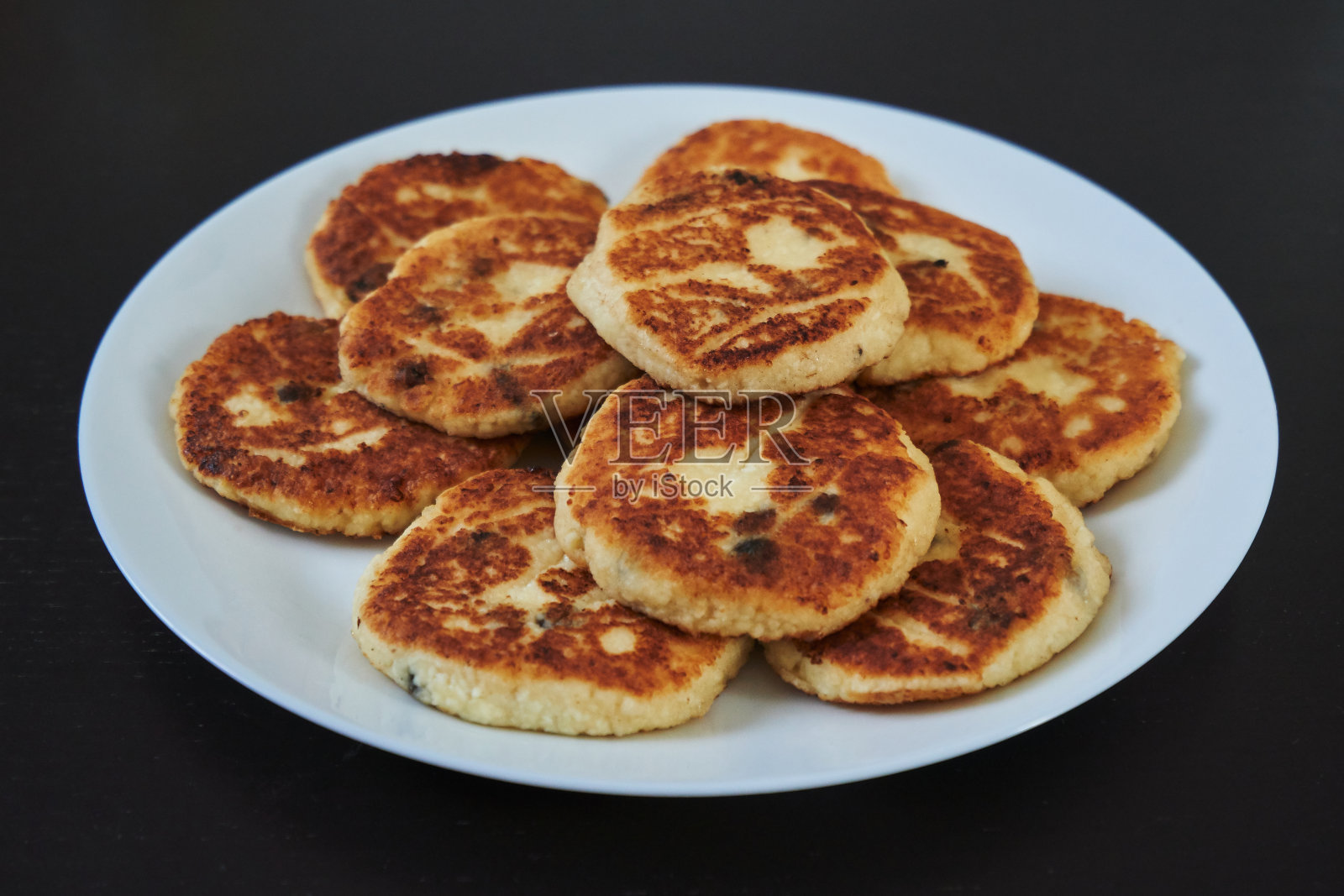 自制葡萄干芝士蛋糕。传统的俄罗斯食物照片摄影图片