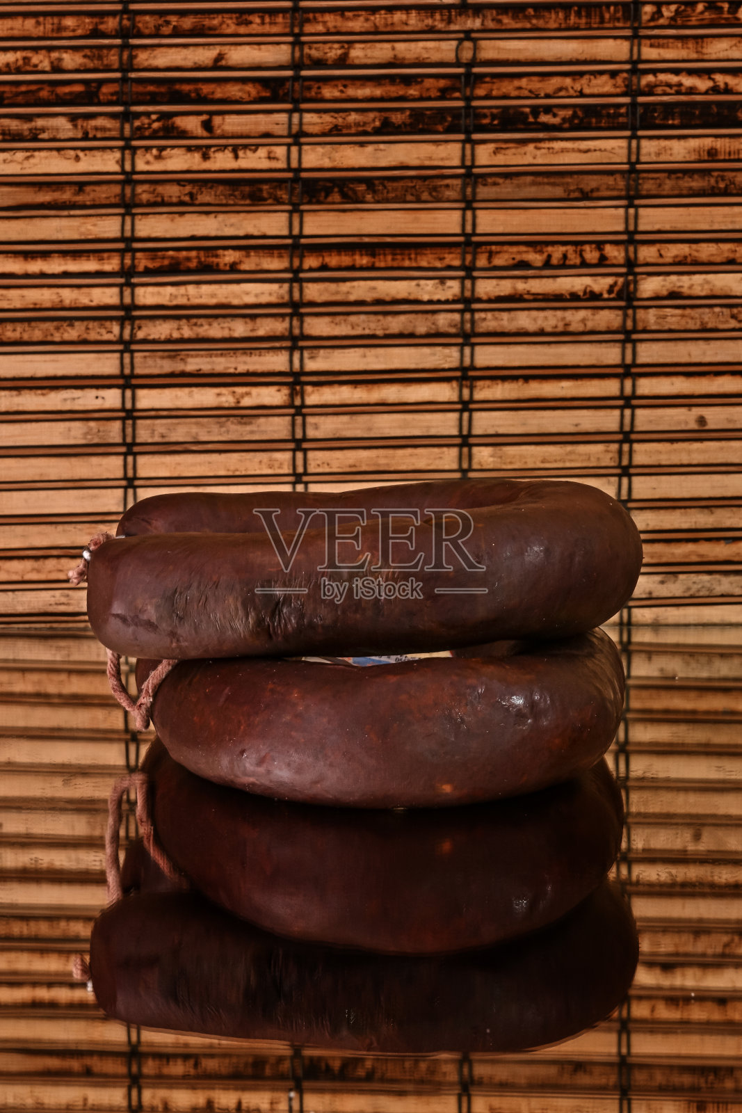 不同种类的食材和手工制作的香肠。照片摄影图片