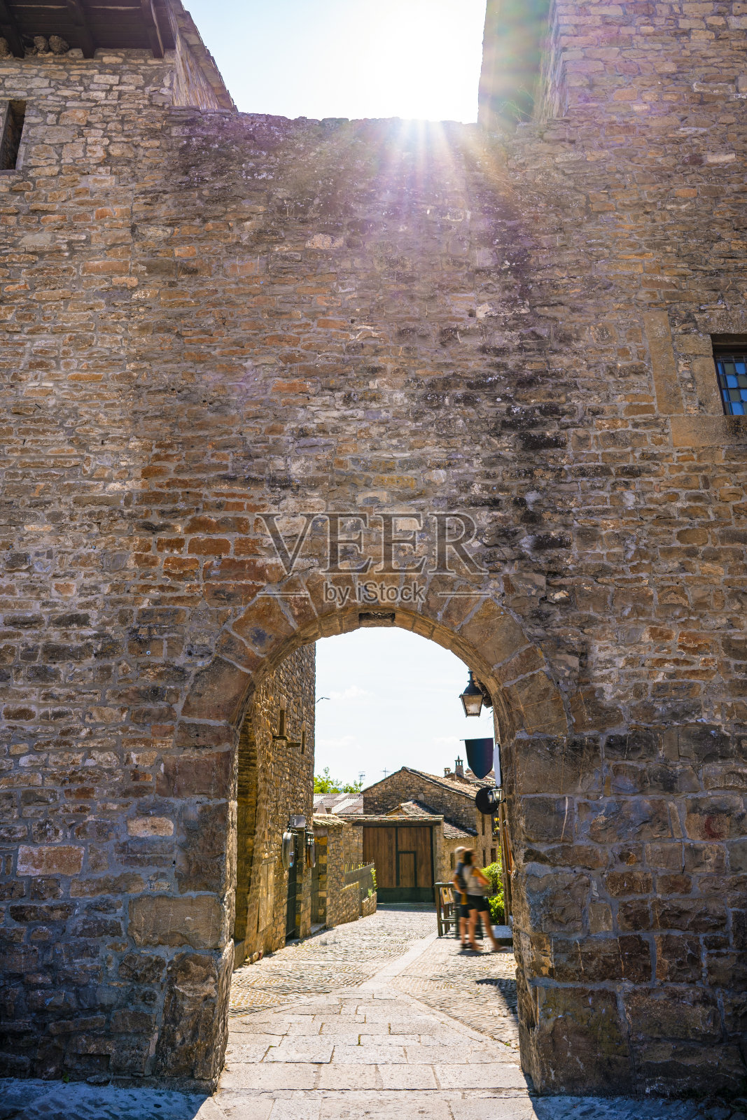 西班牙阿拉贡的韦斯卡，位于索布布的伊恩萨村，比利牛斯山的古罗马拱门照片摄影图片