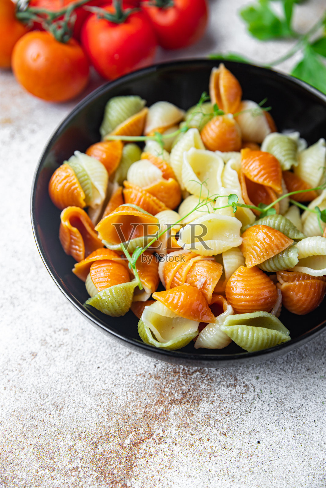 意大利面conchiglie彩色混合意大利食品硬粒小麦粗面粉粗面粉健康餐食品零食在桌子上拷贝空间食品背景质朴的俯视图照片摄影图片