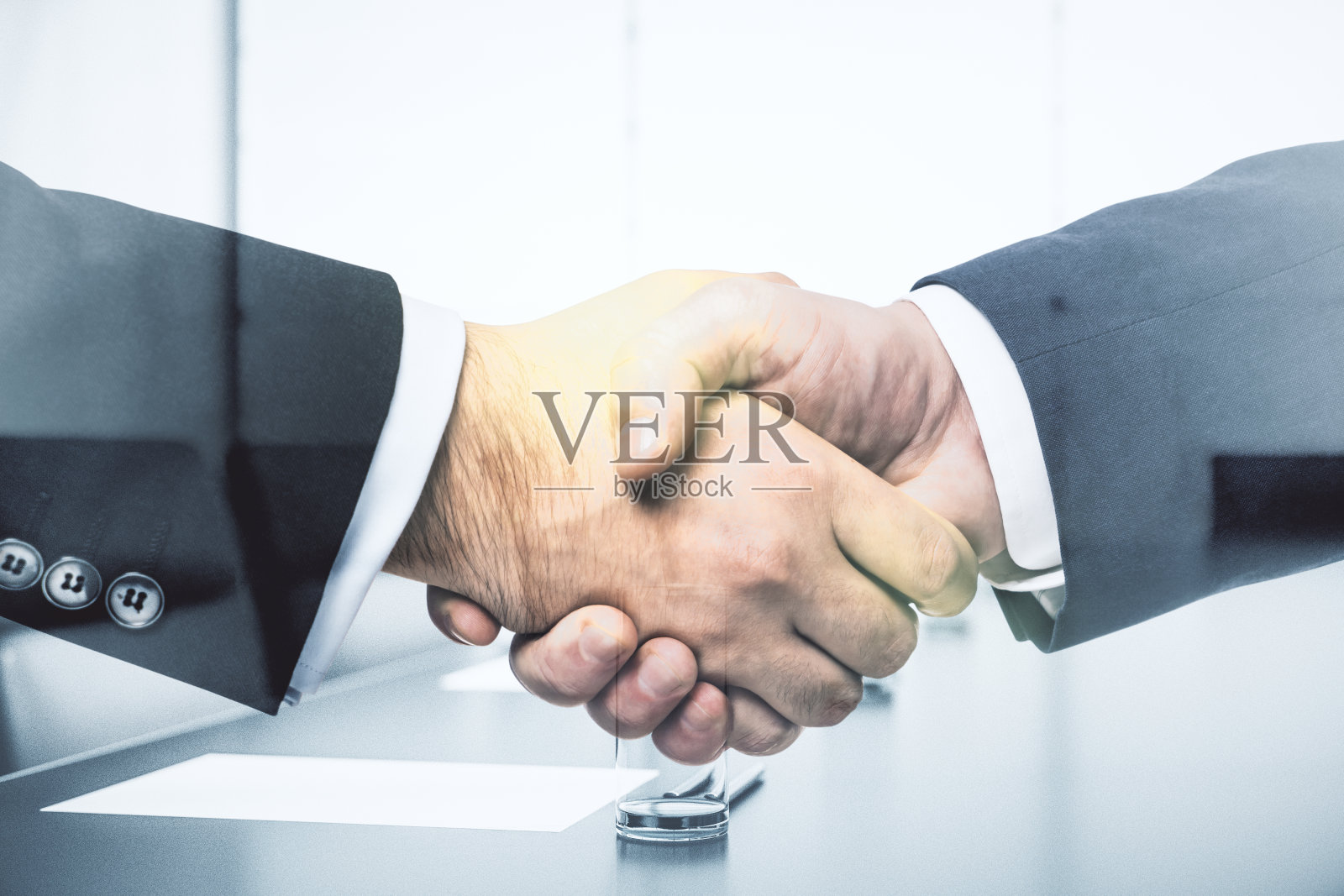 两位商人在会议室内部背景、交易和交易概念上握手。Multiexposure照片摄影图片