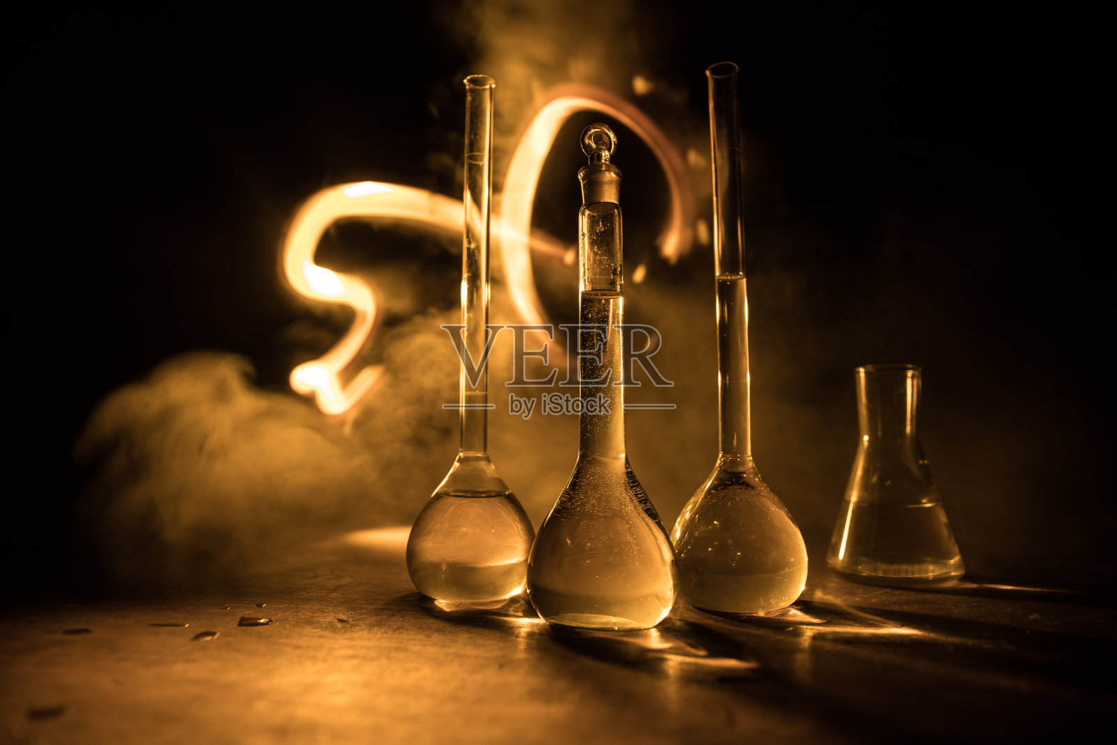 在实验室用溶液测试玻璃烧瓶。科学和医学背景。实验室试管暗色调背景，科研设备概念照片摄影图片