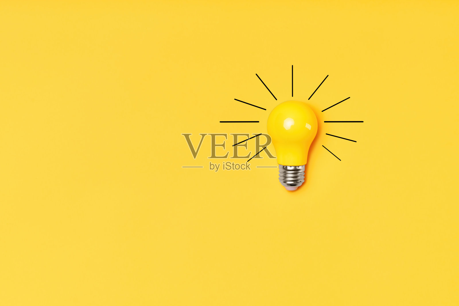 黄色背景上的灯泡概念创意照片摄影图片