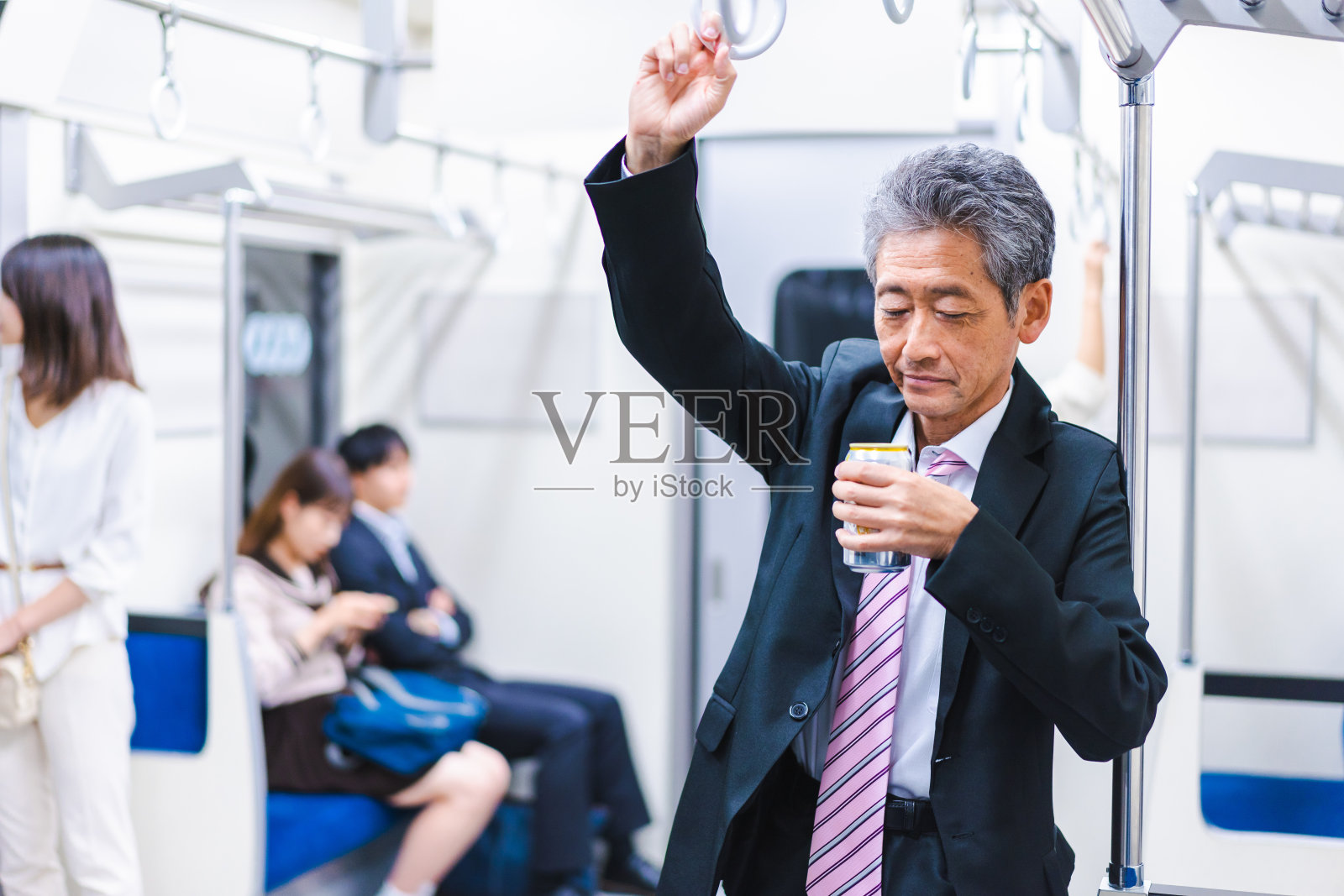 一个中年男人在火车上喝酒照片摄影图片