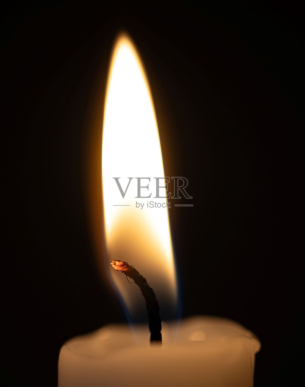 蜡烛火焰靠近照片摄影图片