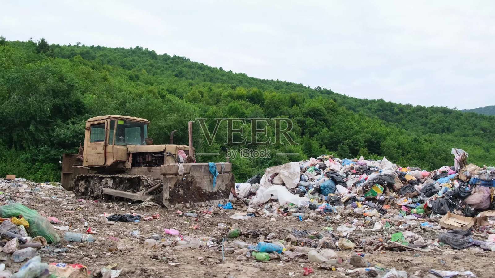 跨喀尔巴阡的乌克兰生态灾难。在山的中间有一座塑料山。照片摄影图片