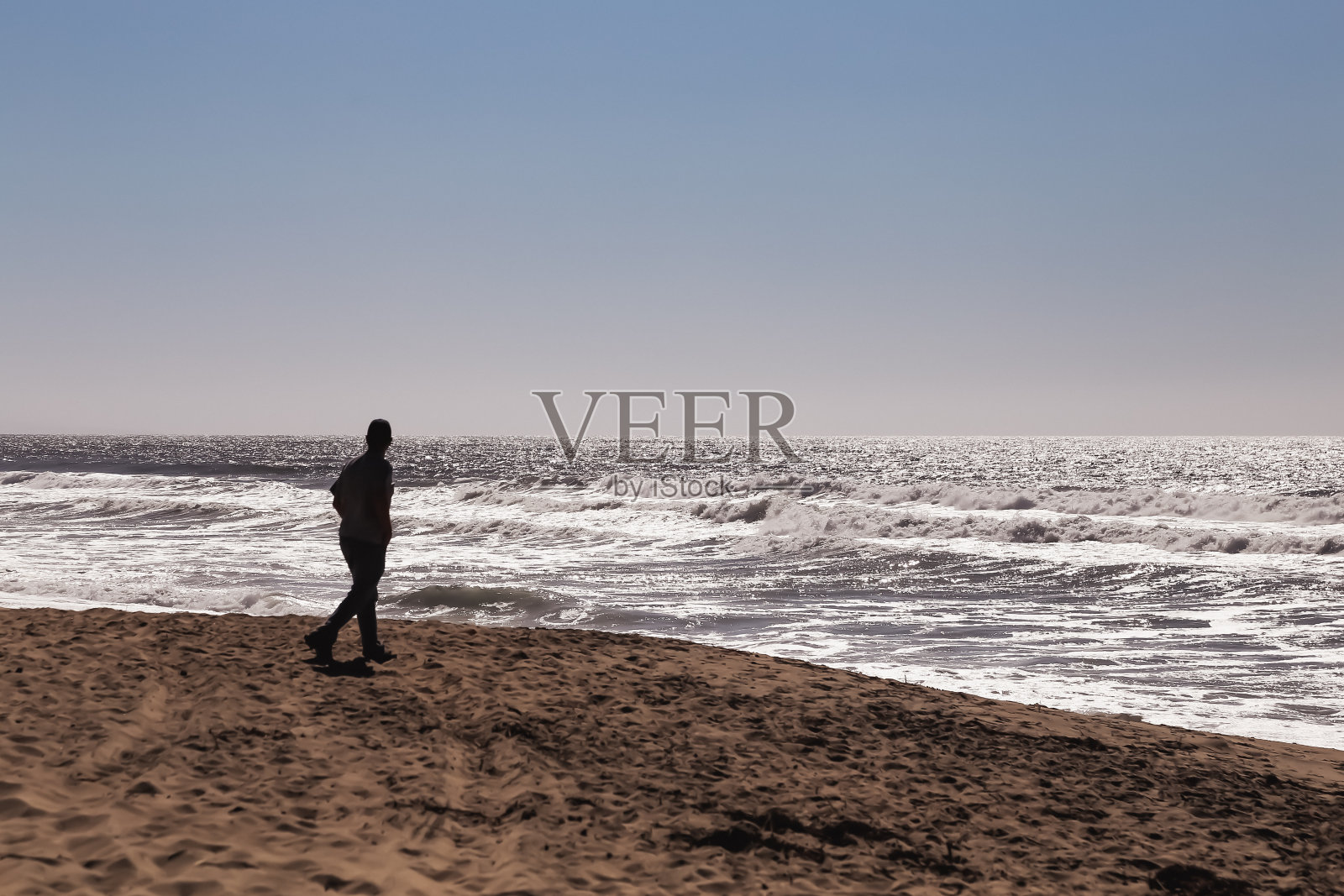 沉思在海滩照片摄影图片