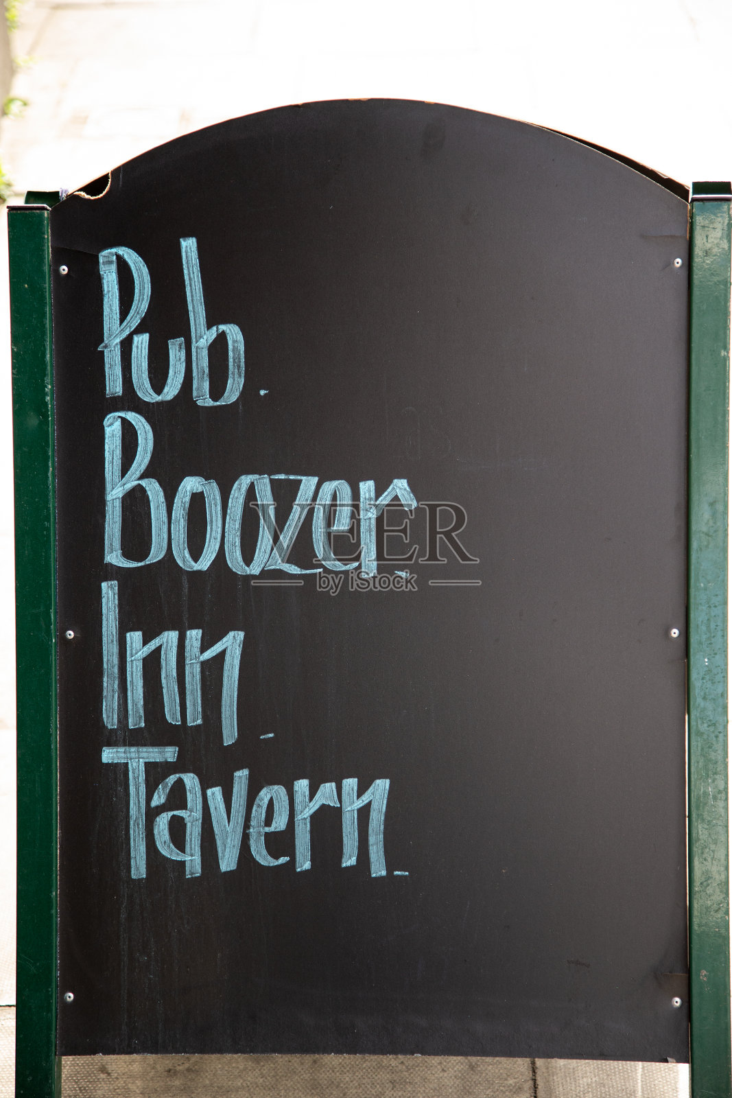 人行道上的酒吧和酒吧招牌照片摄影图片