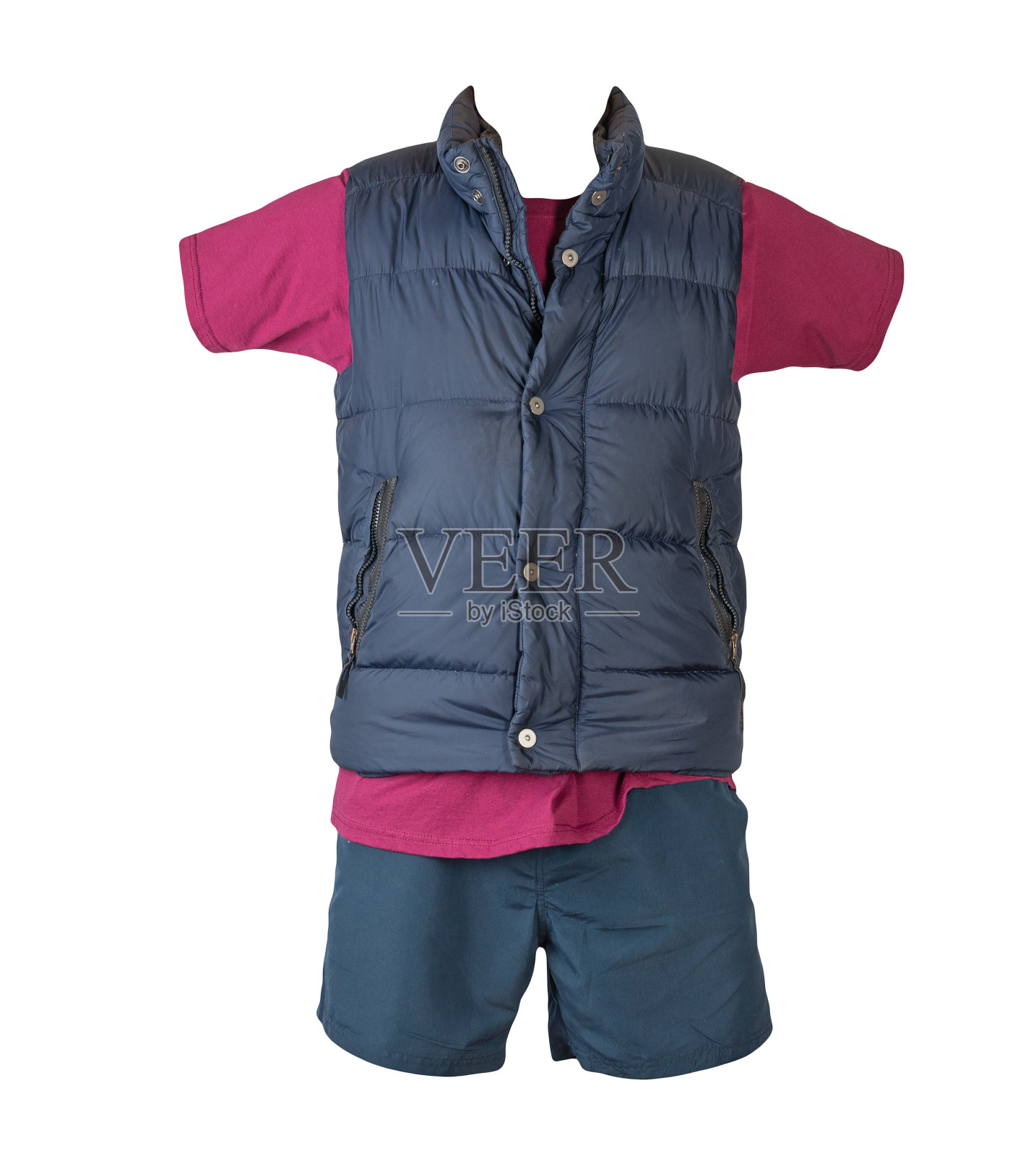 无袖夹克，t恤和运动短裤孤立在白色背景上。凉爽天气穿的有效衣服照片摄影图片