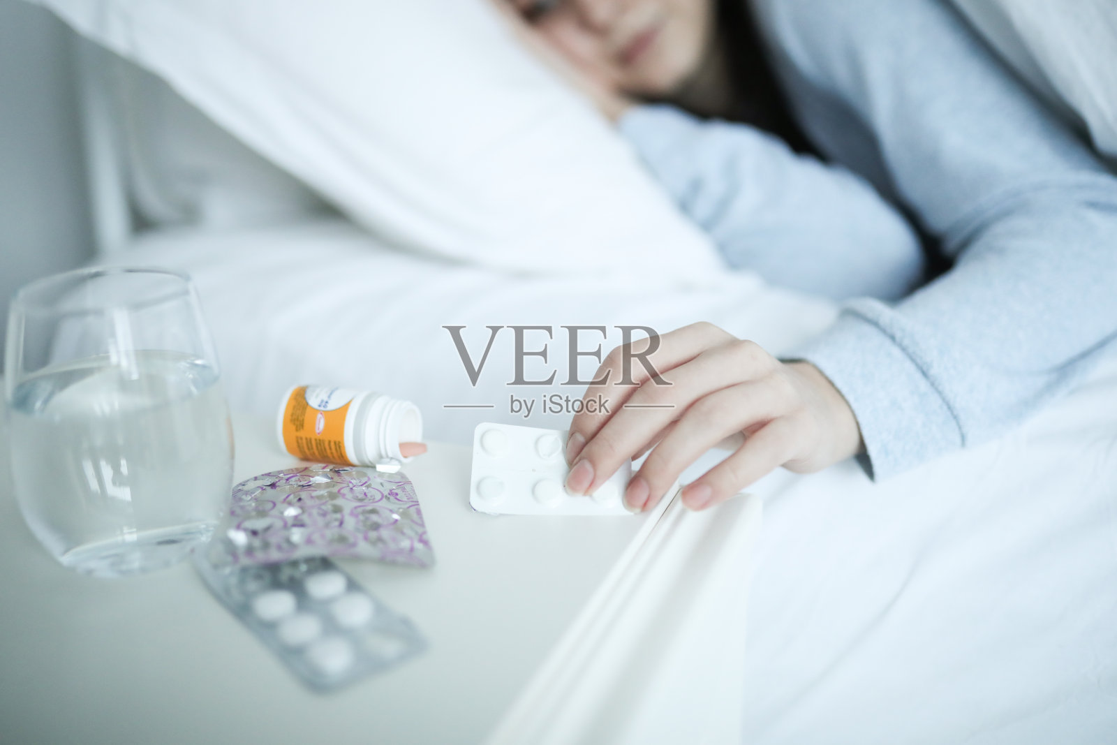 药物使用和生病的妇女，Covid-19照片摄影图片