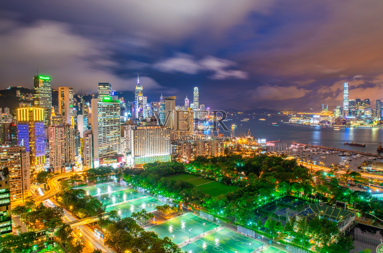 香港夜空鸟瞰图。摩天大楼的灯光。照片摄影图片