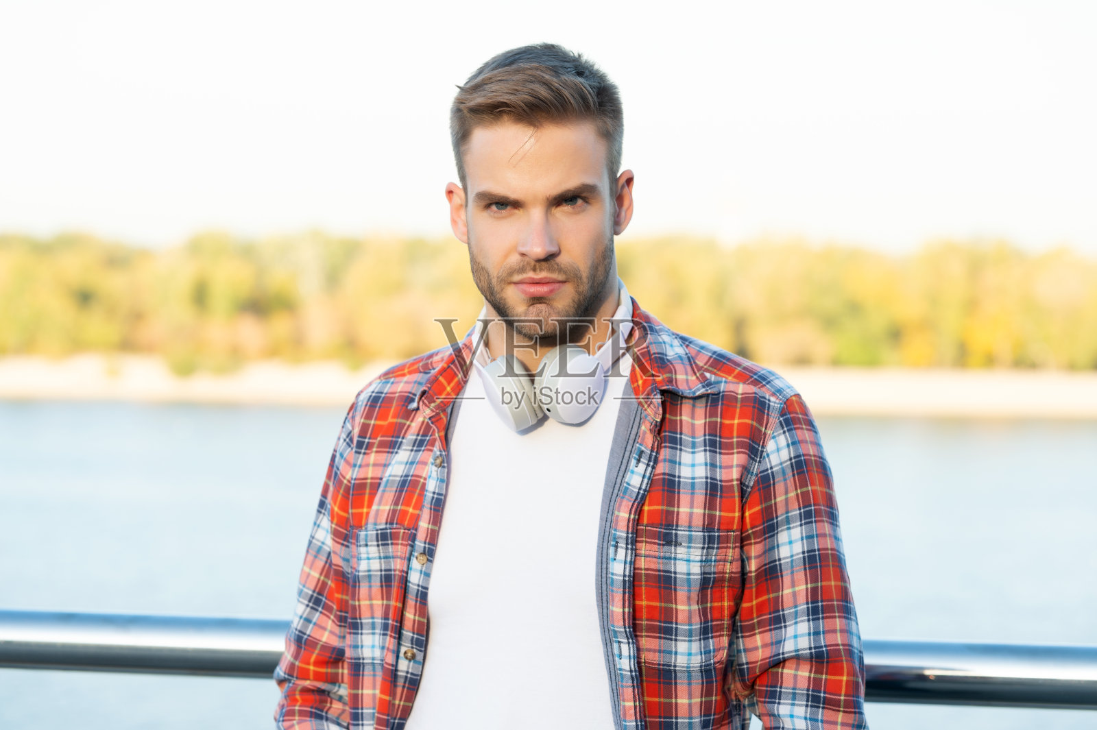 男性时尚模特的肖像。在线教育。听有声书。照片摄影图片