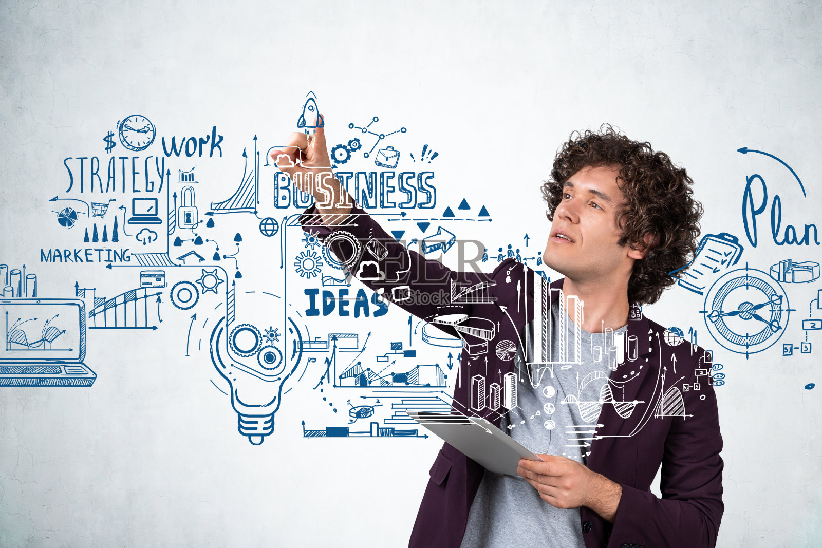 商人的手指指着火箭，开始涂鸦草图照片摄影图片