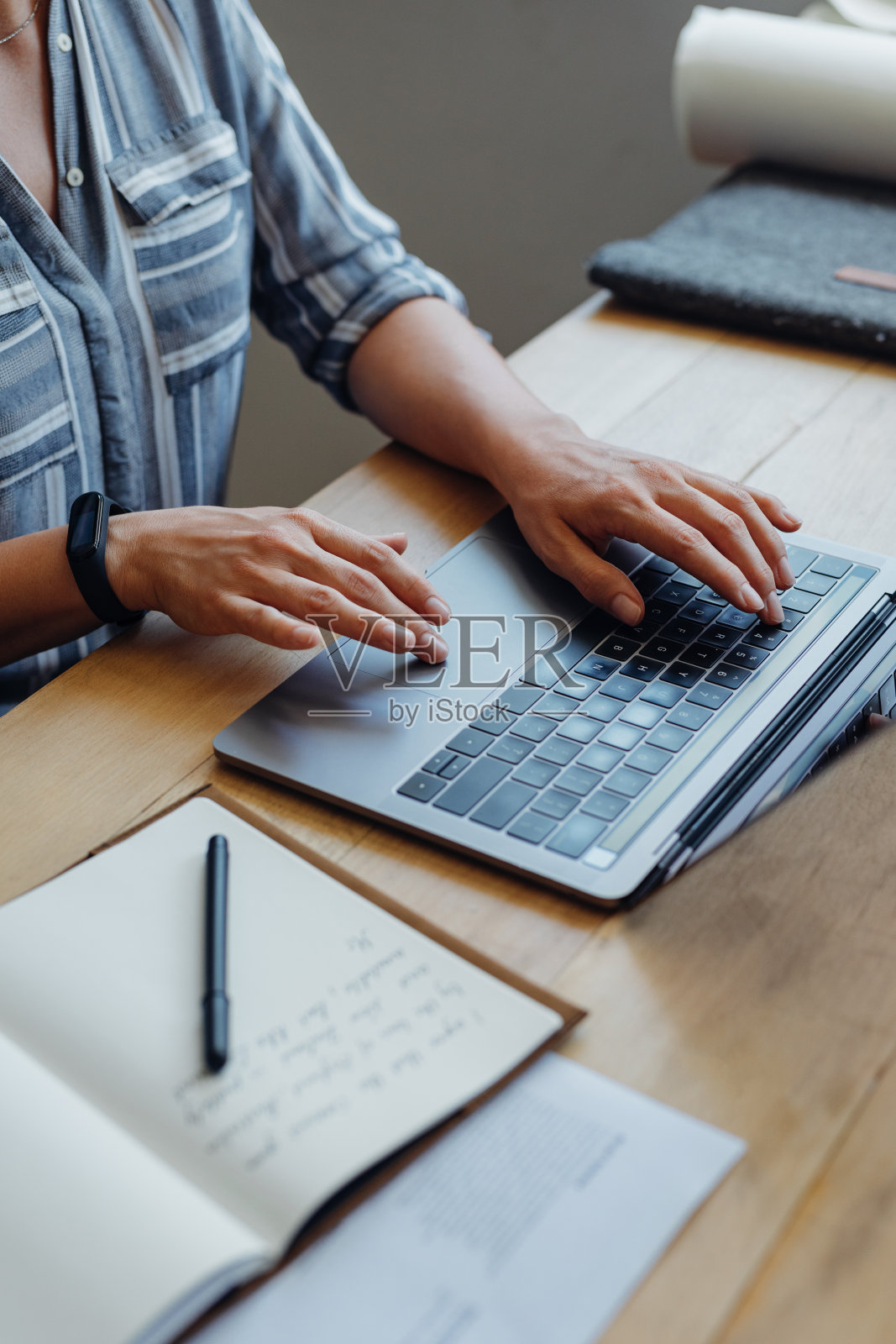 匿名女子在家学习时使用笔记本电脑照片摄影图片