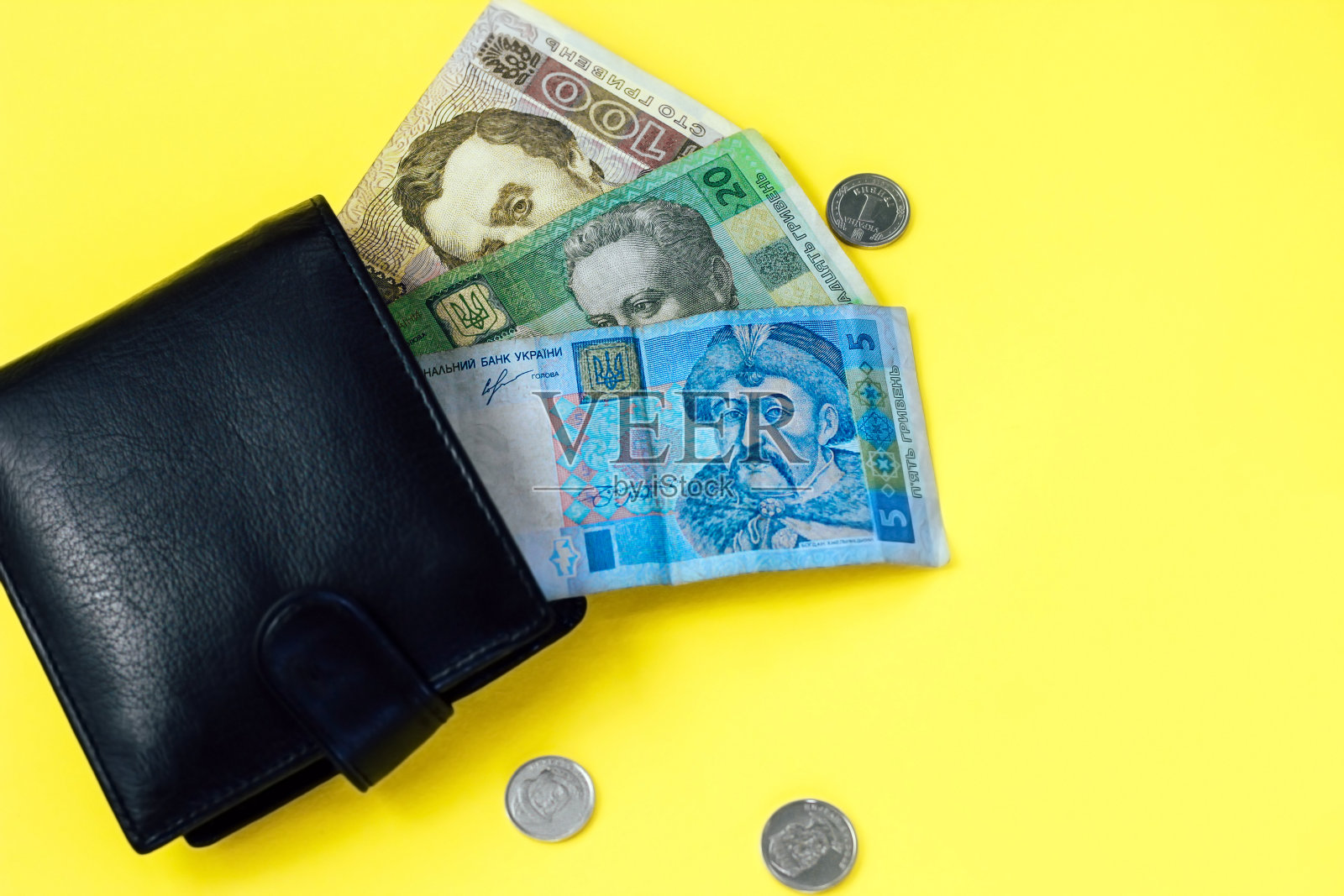 乌克兰的小钱格里夫尼亚和一便士在一个黑色的皮夹里照片摄影图片