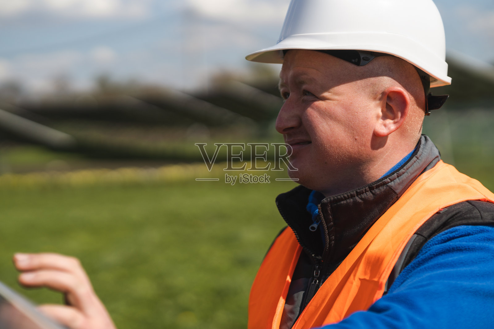 戴安全帽的电工工程师的特写照片照片摄影图片