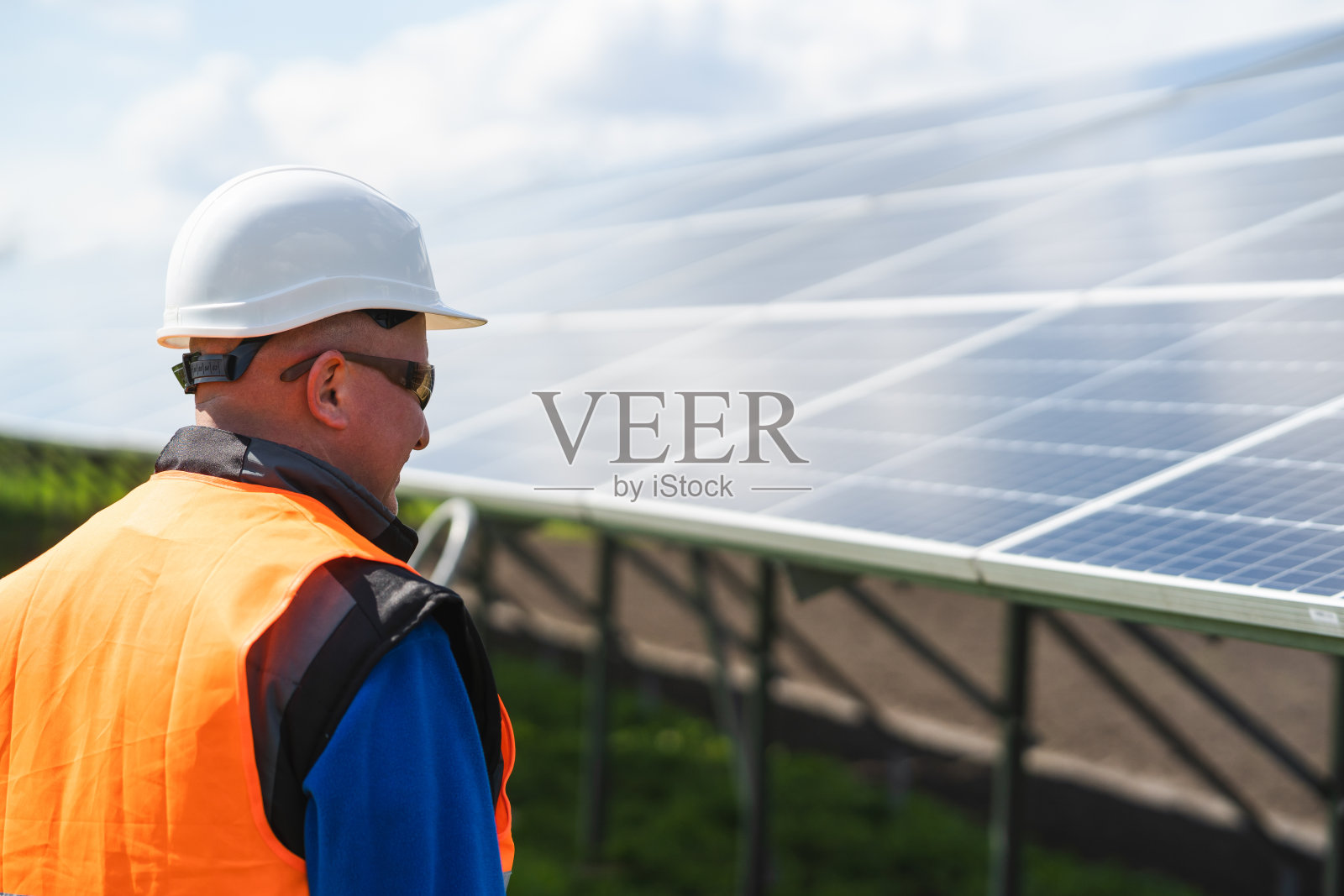 太阳能电池板农场的男性工人照片摄影图片