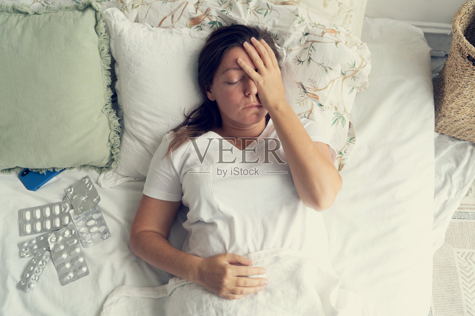 卧床的生病女人照片摄影图片