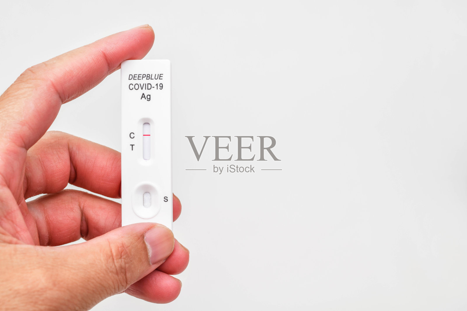 用SARS-CoV-2快速抗原检测试剂盒(ATK)手持Covid-19阴性结果照片摄影图片