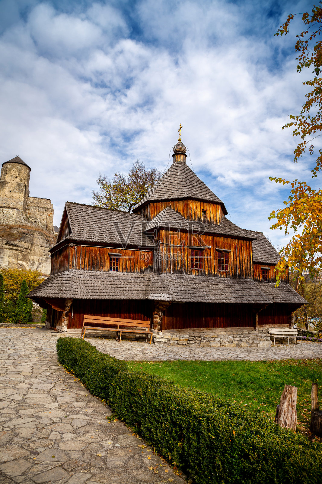 在Kamianets-Podilskyi的一个秋日里的木制教堂。照片摄影图片
