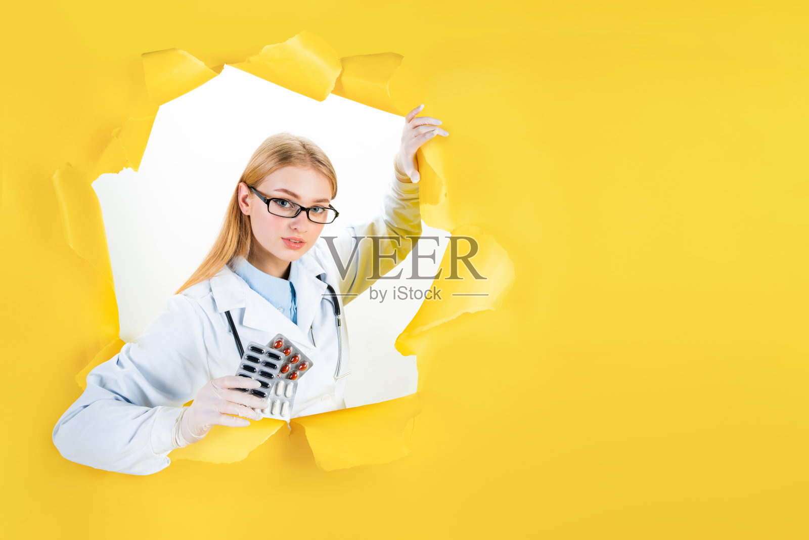 女医生随时准备给病人看病。照片摄影图片