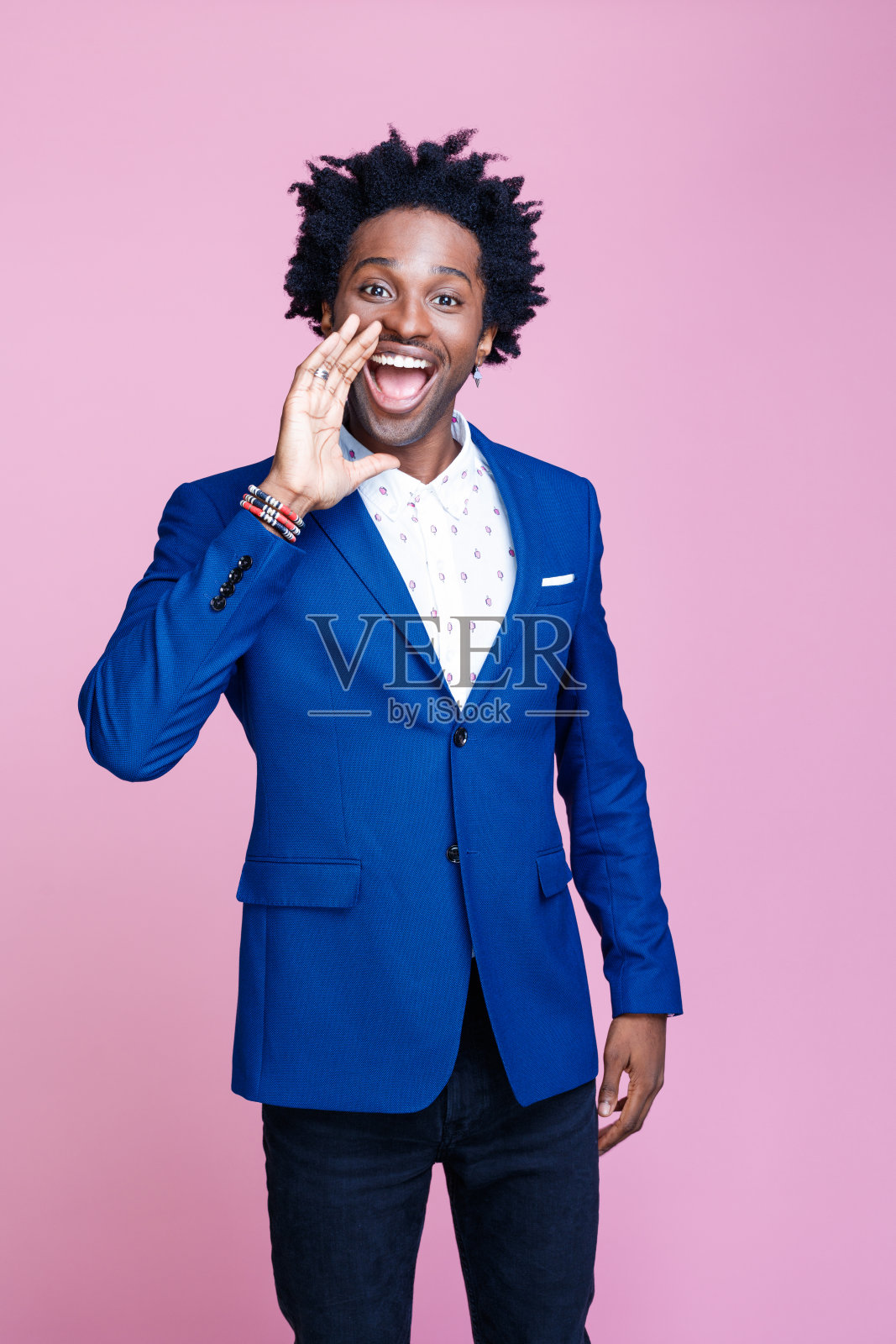 激动的优雅的男人对着镜头大喊大叫的肖像照片摄影图片