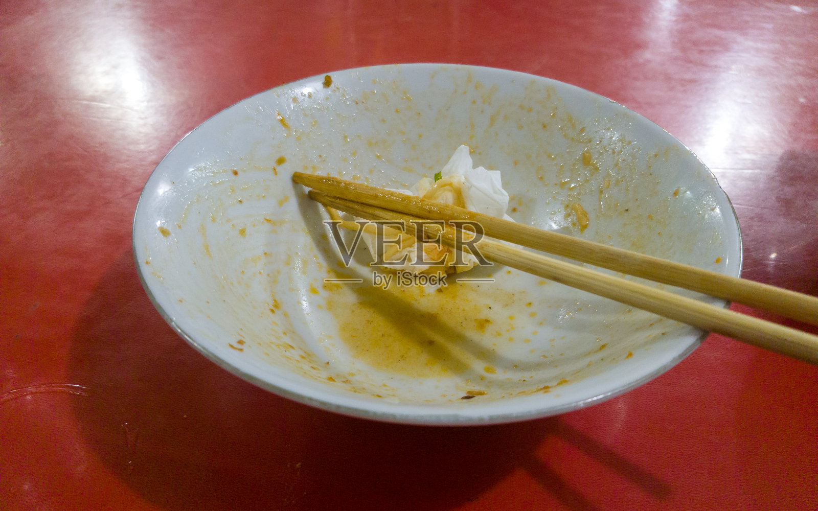 餐后用过的白色空碗照片摄影图片