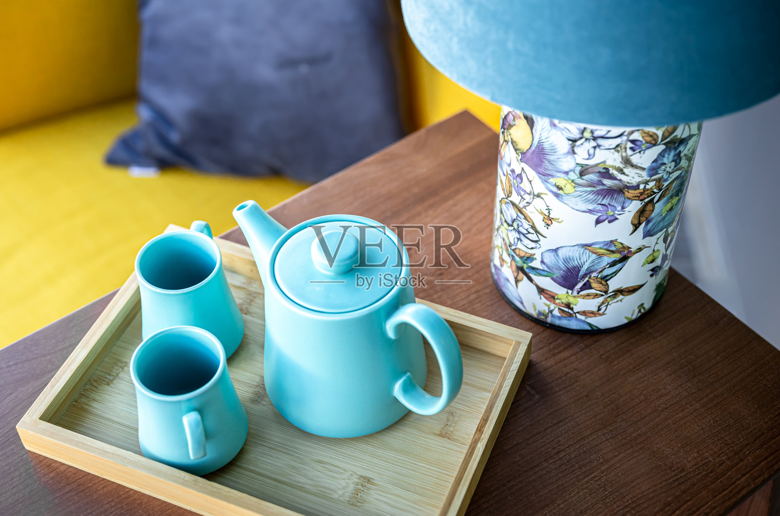 茶壶和两个蓝色杯子在桌子上，俯视图。照片摄影图片