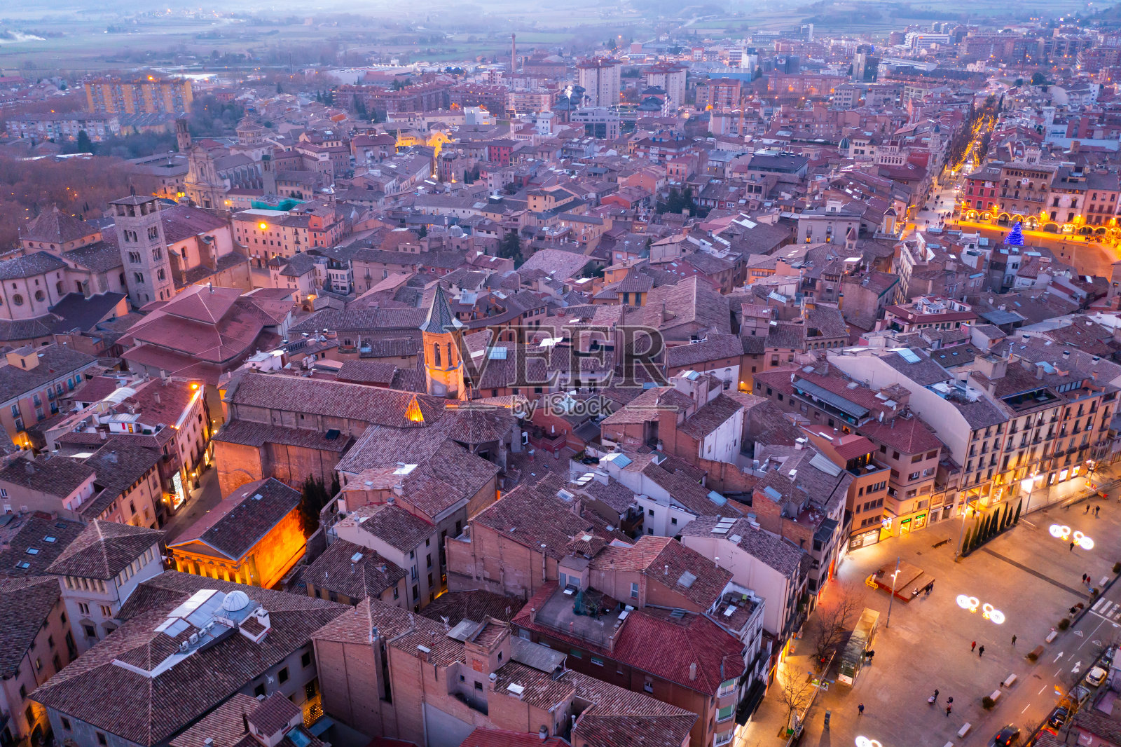 从无人机拍摄的冬季Vic镇景俯瞰装饰着圣诞灯饰的中心街道照片摄影图片