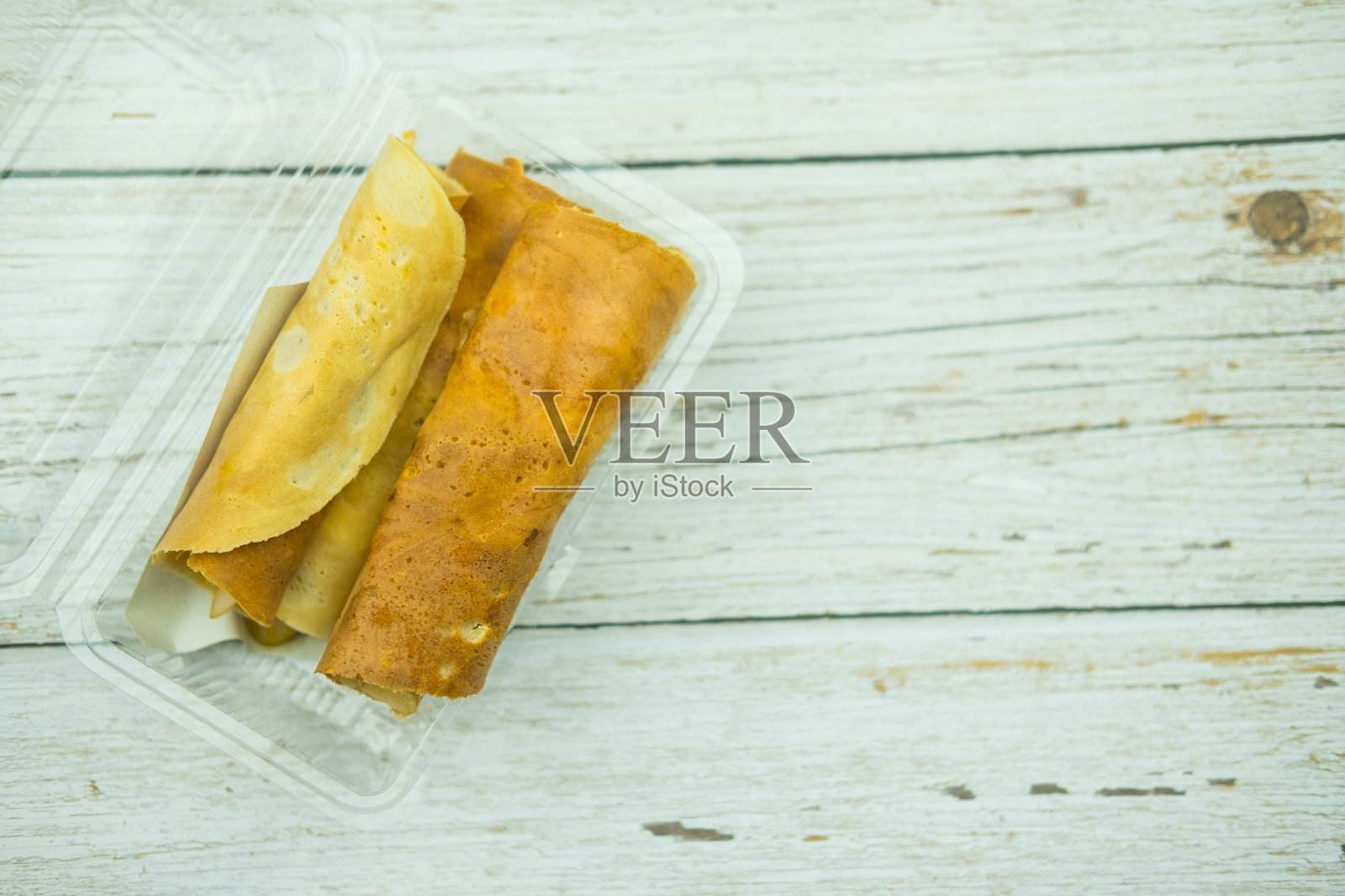 Khanom Tokyo是一种又薄又平的煎饼，里面装着甜奶油冻照片摄影图片