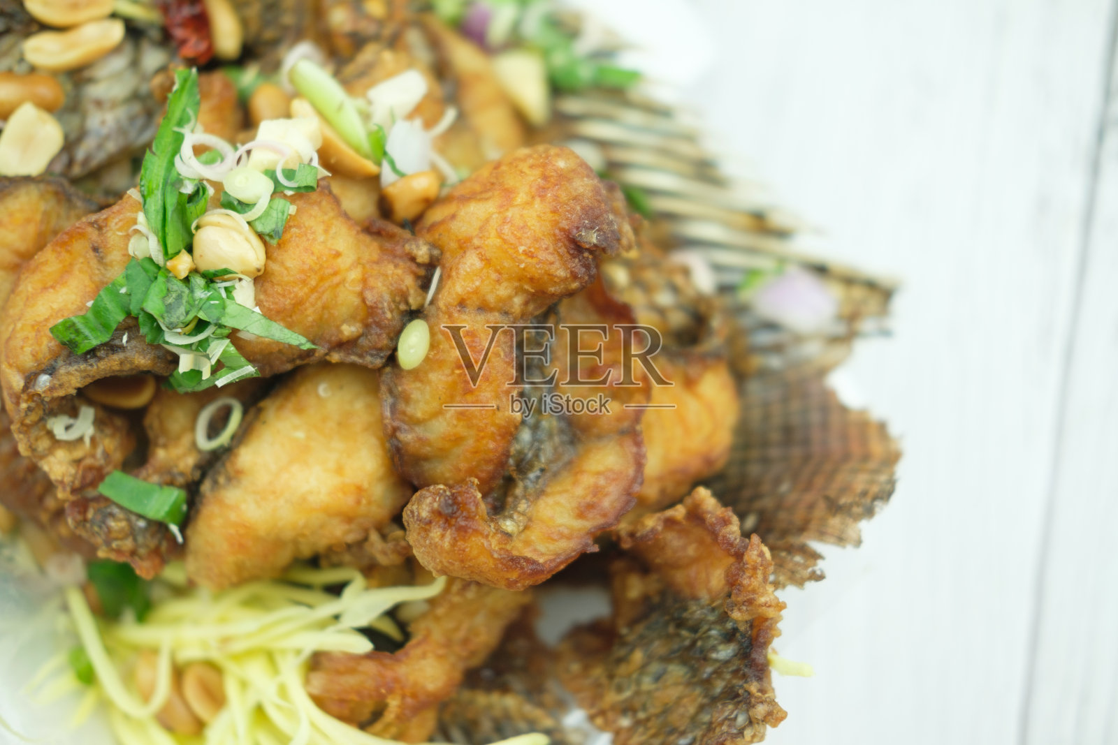 油炸的油炸鱼，混合香草，美味的泰国食物。照片摄影图片