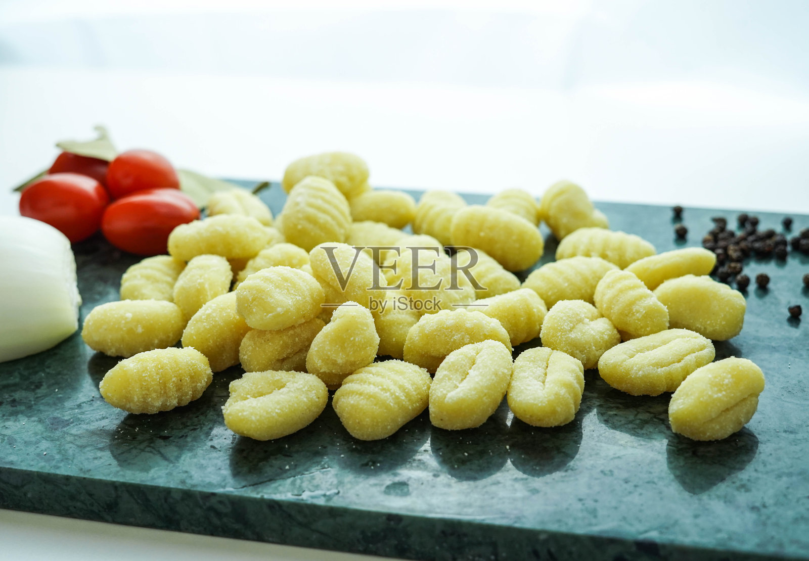 厨房的桌子上有新鲜的汤圆准备煮照片摄影图片