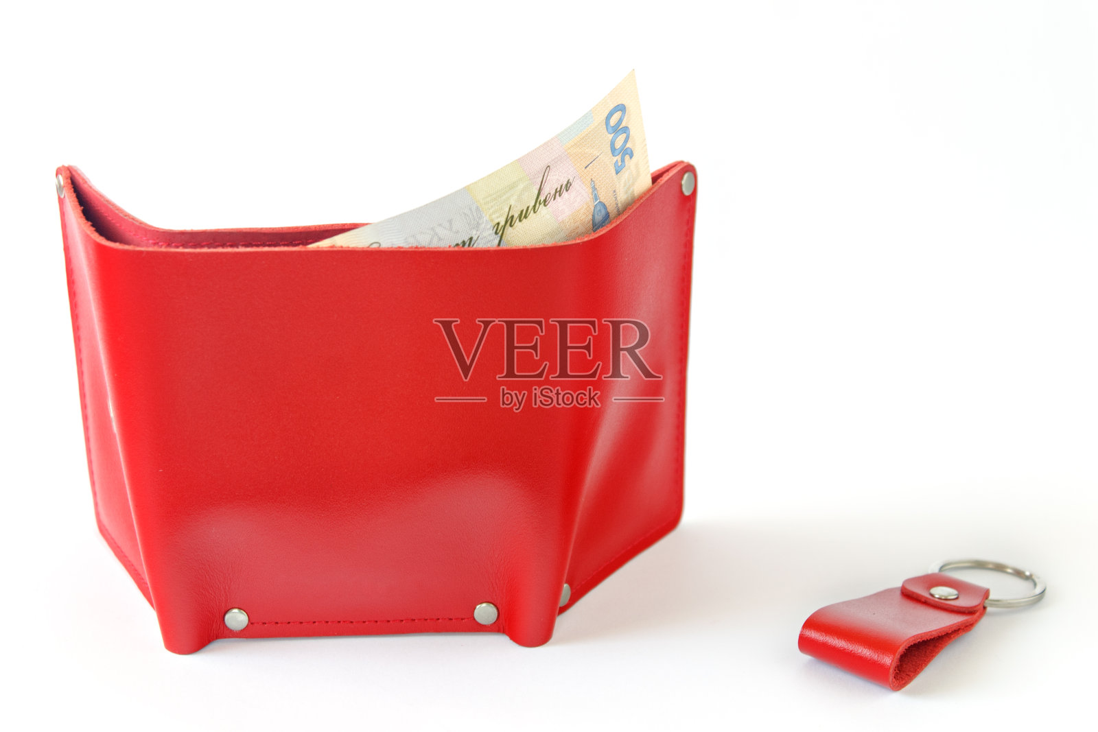 皮革亮红色钱包与钱在一个白色的背景。水平放置。隔离。。乌克兰乌克兰夫纳照片摄影图片