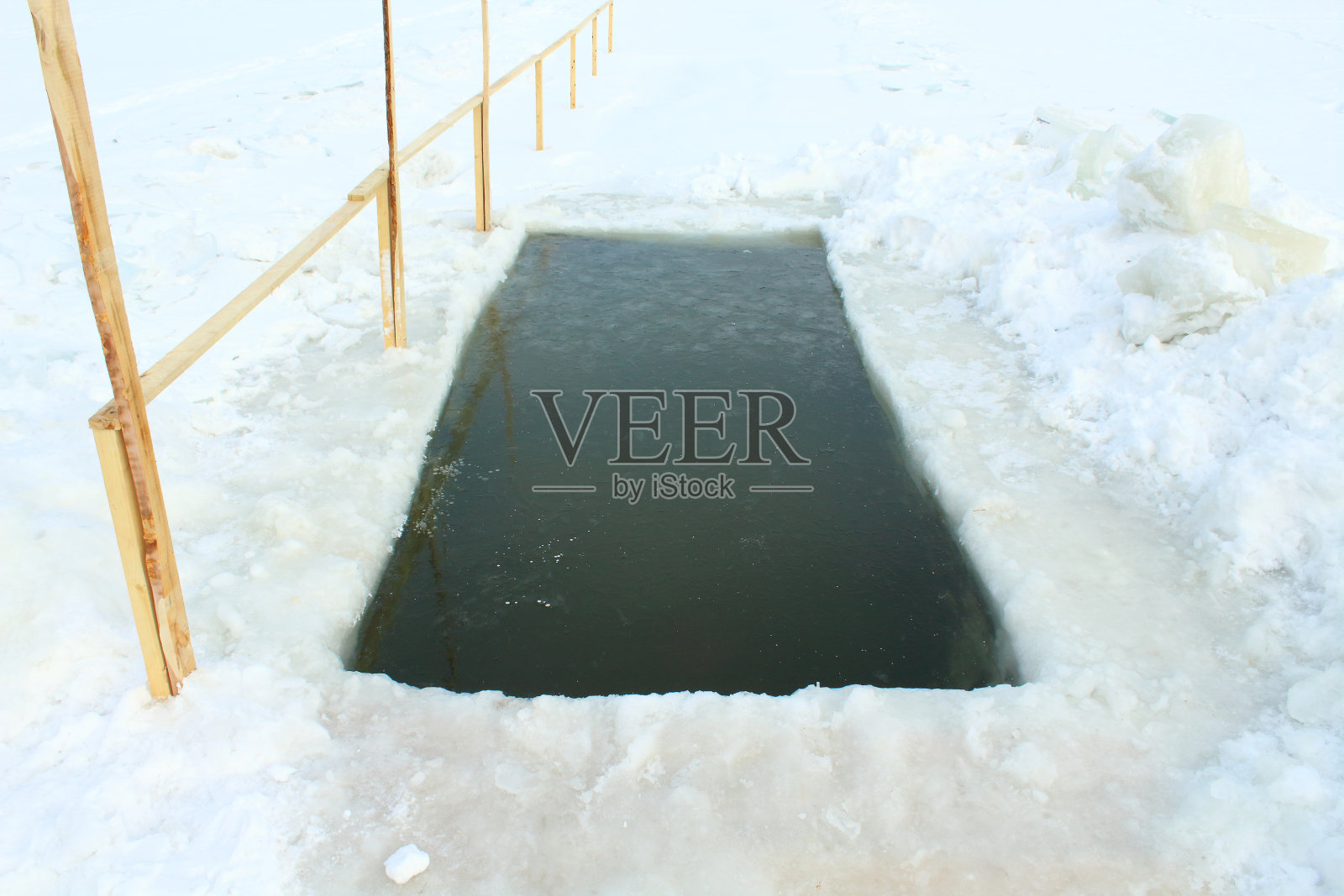 洗礼的洞。顿悟洗澡。城市池塘的特写。照片摄影图片