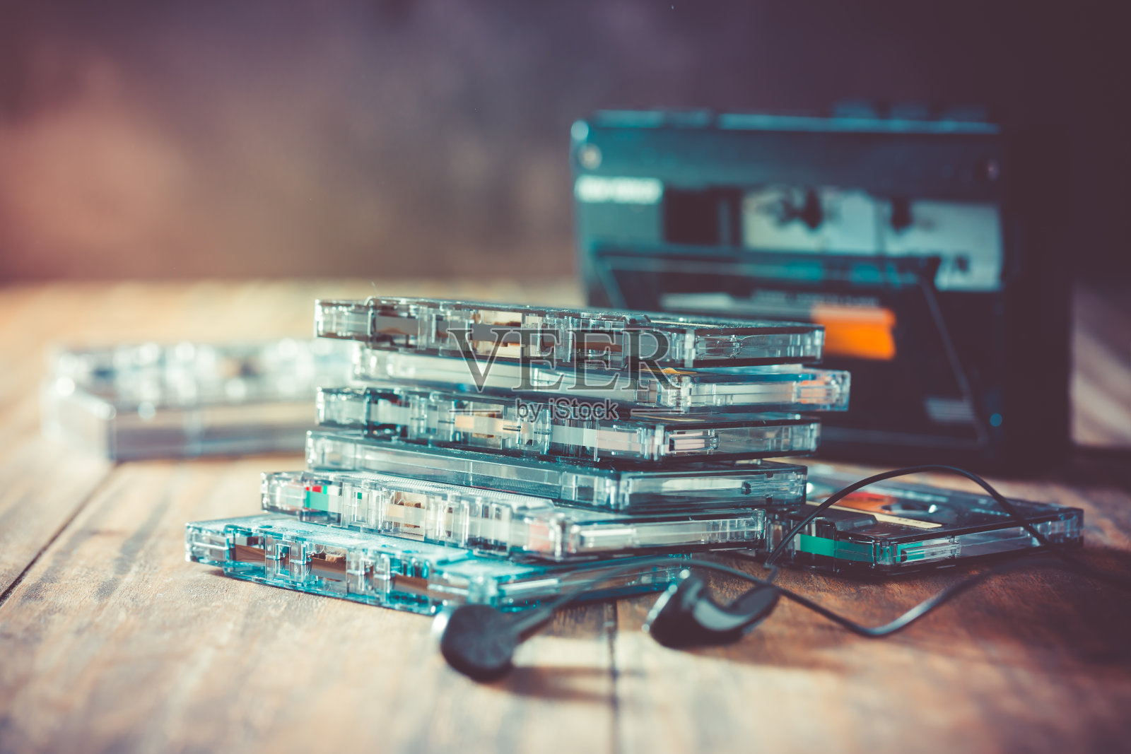 特写磁带，磁带播放器和耳机在木制背景照片摄影图片