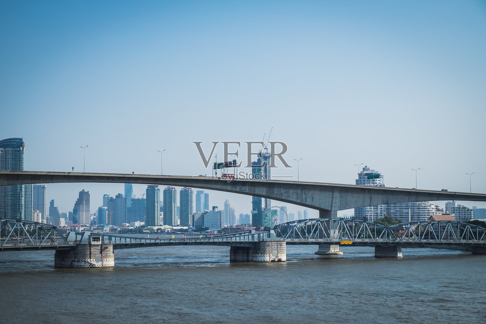 城市生活和桥横跨湄南河，曼谷，泰国照片摄影图片