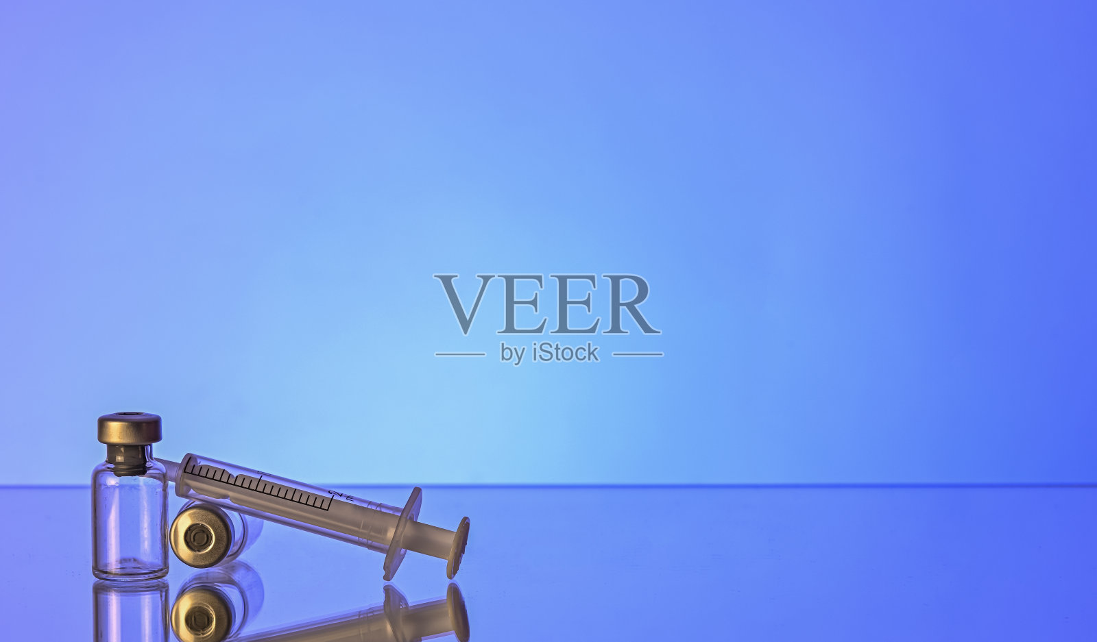 透明玻璃注射瓶，带盖和注射器。照片摄影图片