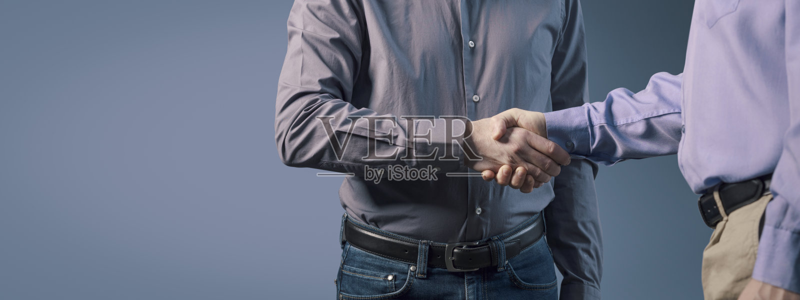 商务人士在一起握手照片摄影图片