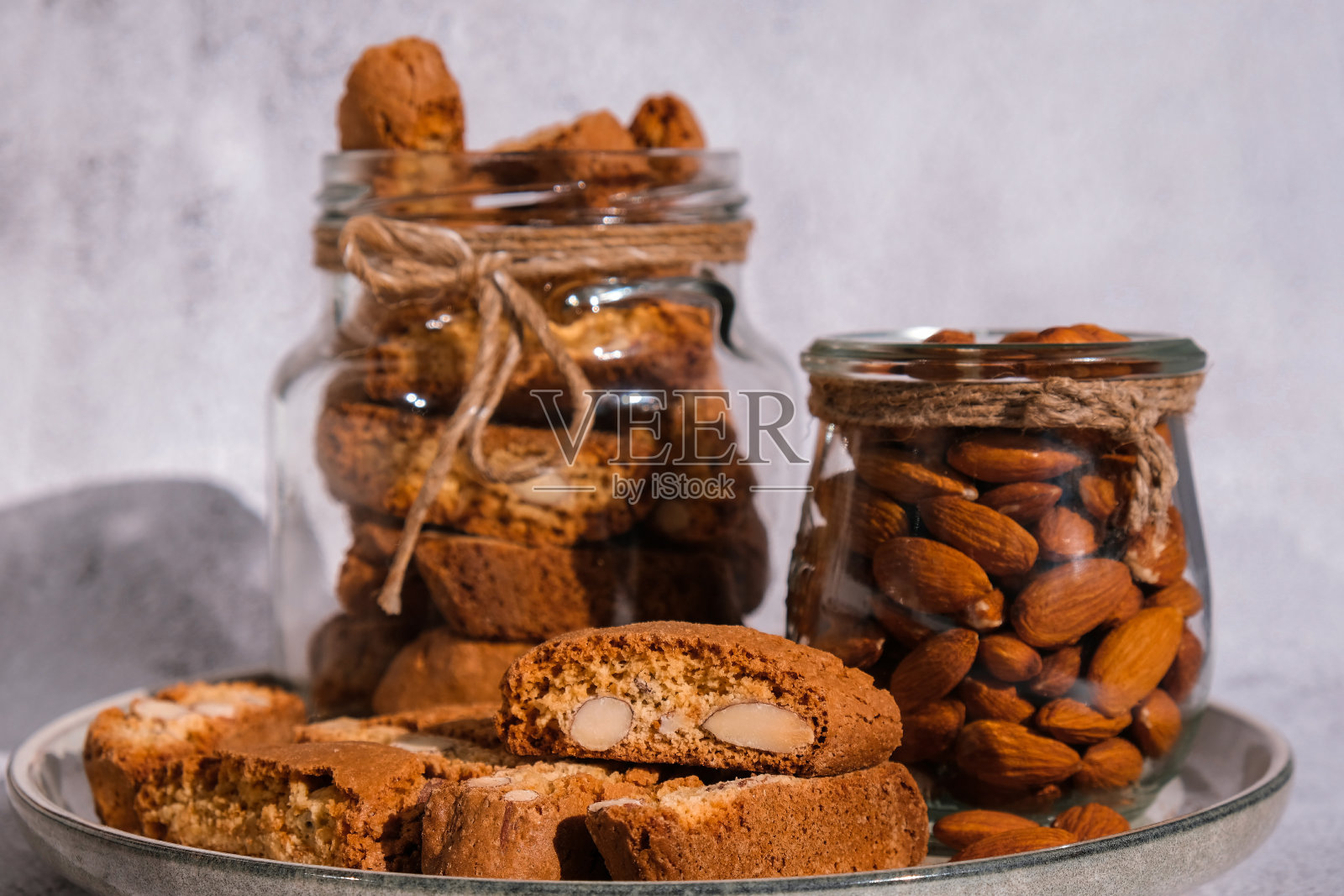 传统意大利cantuccini饼干与杏仁在玻璃罐中。甜干饼干。自制的新鲜意大利饼干cantuccini堆栈和有机杏仁籽。健康的有机饮食照片摄影图片