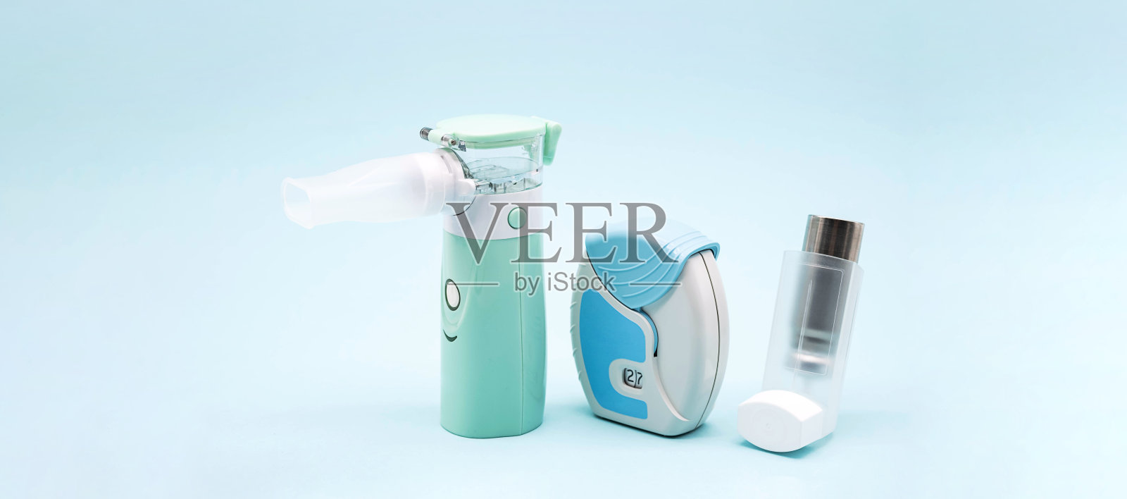 不同的哮喘吸入器。吸入气雾剂，治疗支气管哮喘，COPD。用于治疗肺部炎症和预防哮喘发作的药品。照片摄影图片