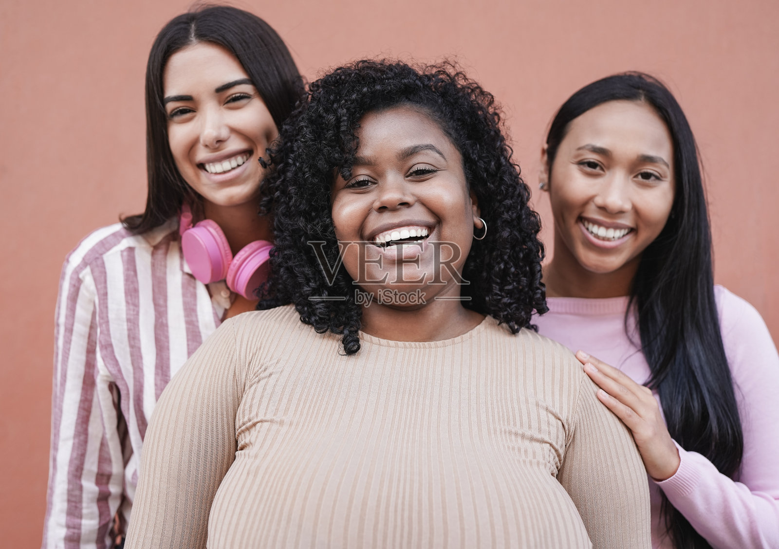 美丽的拉丁女人有着不同的身体和肤色照片摄影图片