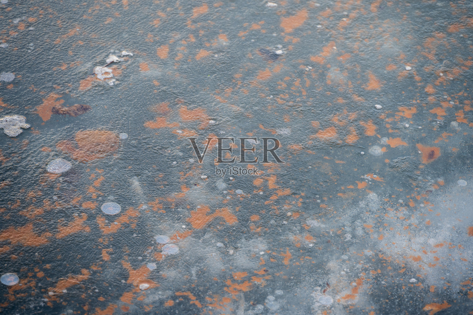 水冻成冰状，有气泡和生锈的斑点照片摄影图片